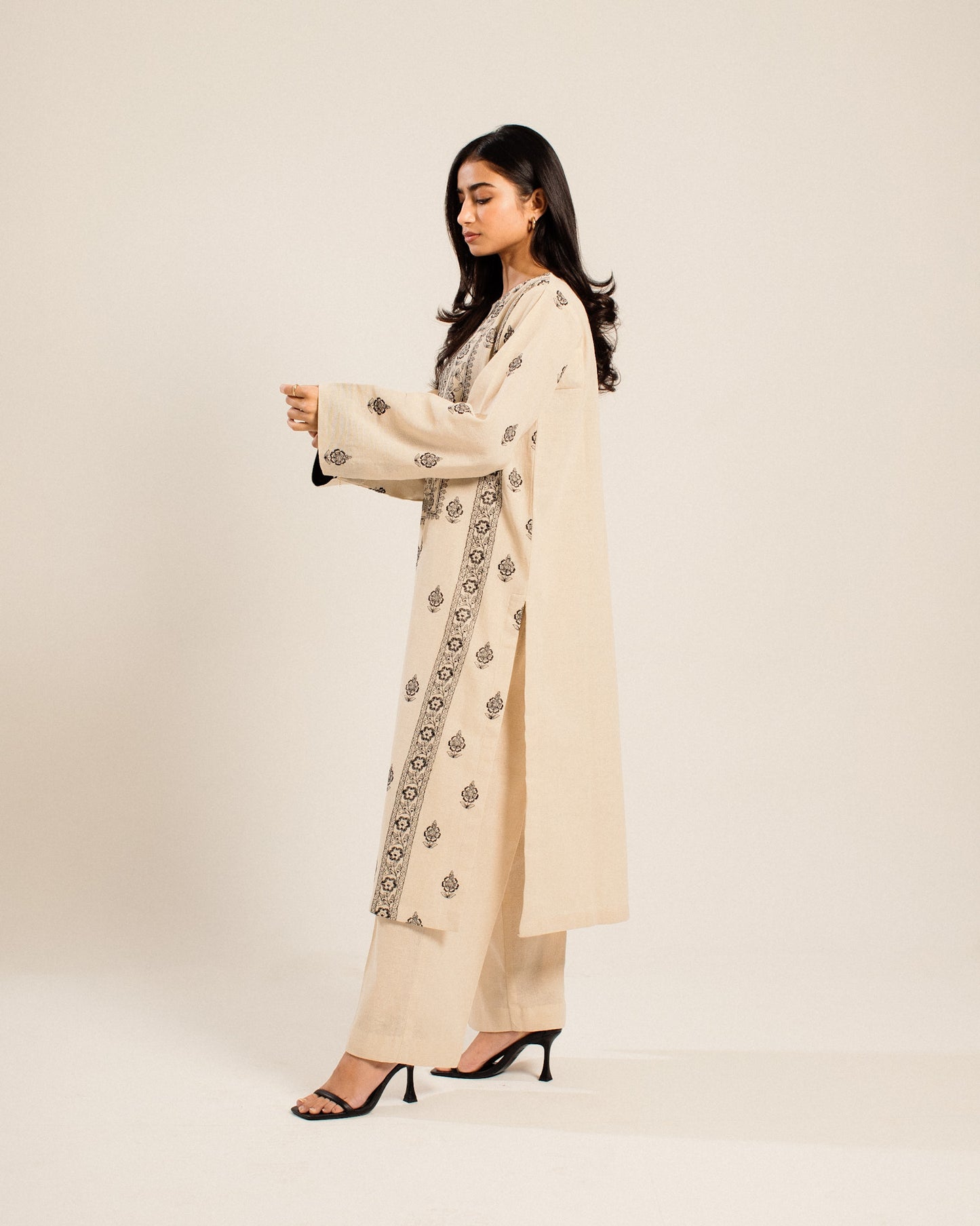 Ivory luxury embroidered karandi set – Mishri